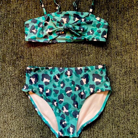 Girls two piece swimsuit. - Picture 1 of 3